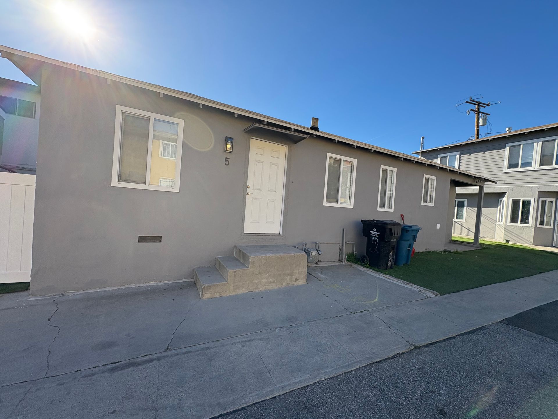 Inglewood Apartment: 527 W. Hyde Park Blvd