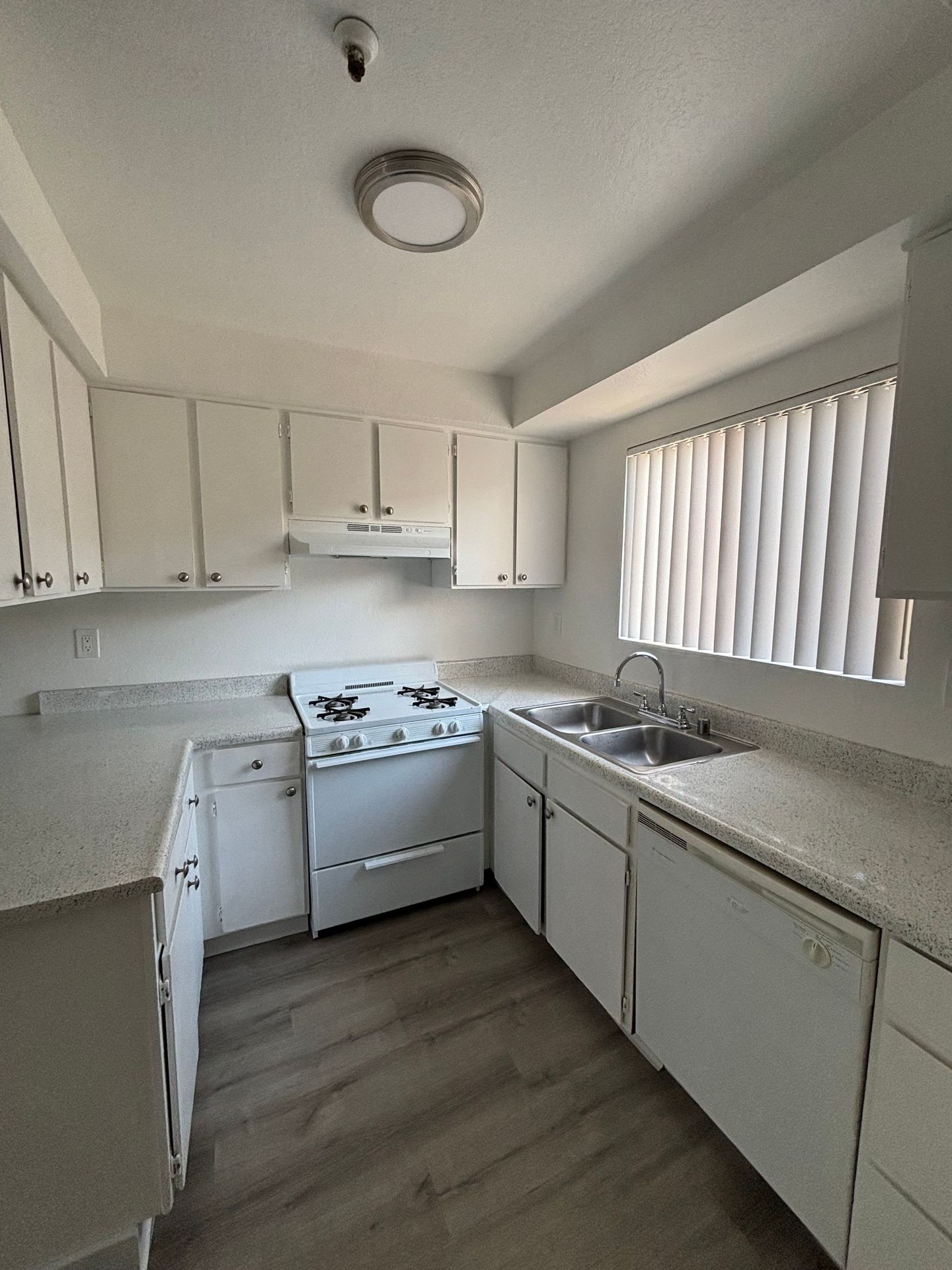Hawthorne Apartment: 12909 Cordary Ave