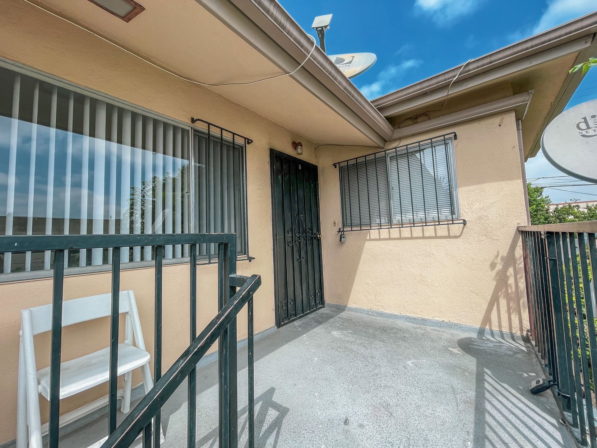 Los Angeles Apartment: 1069 Browning Blvd