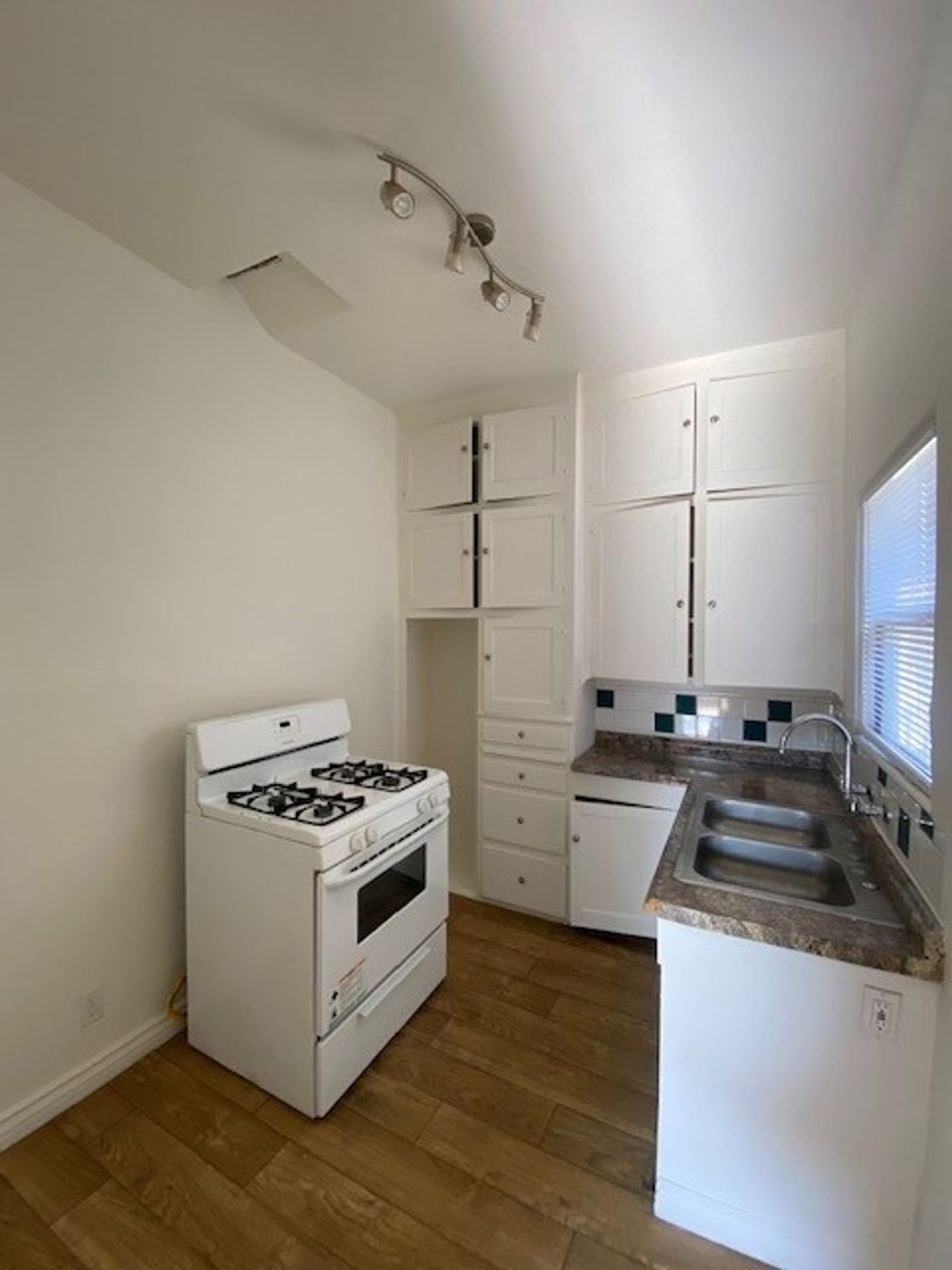 Long Beach Apartment: 1702-1708 Pacific Ave.