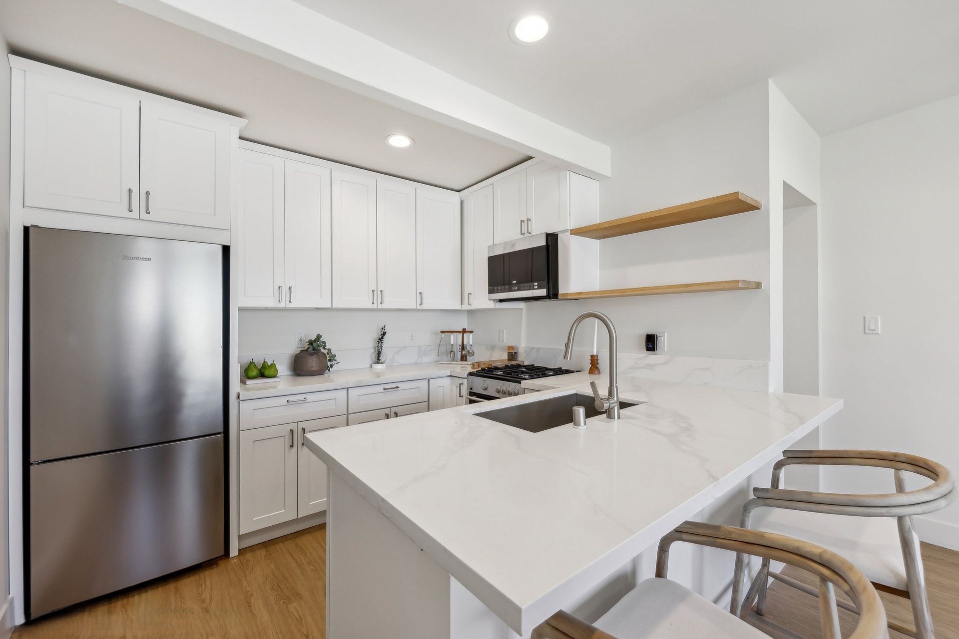 Hermosa Beach Apartment: 150 10th St