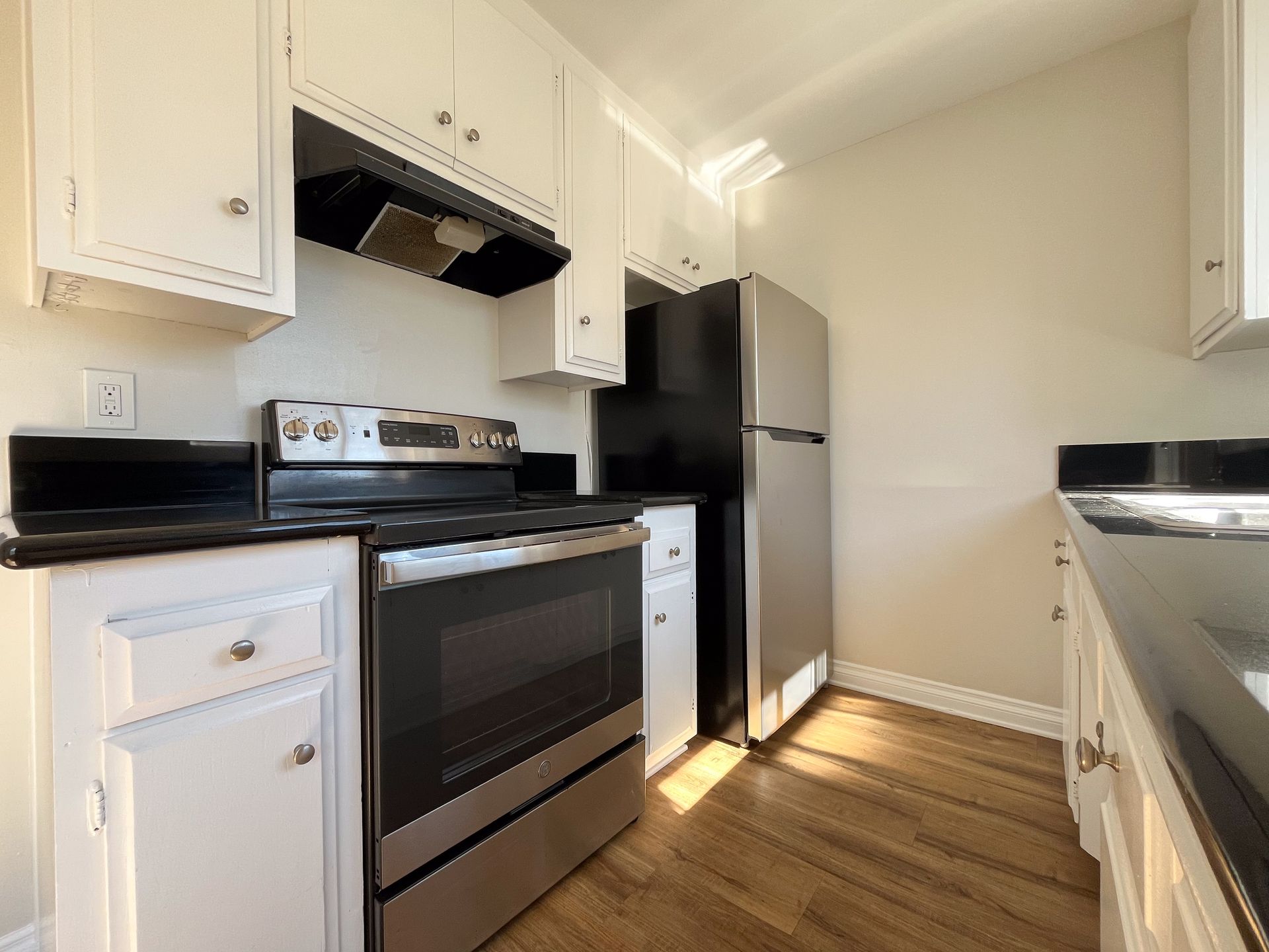 Long Beach Apartment: 372 Freeman Ave