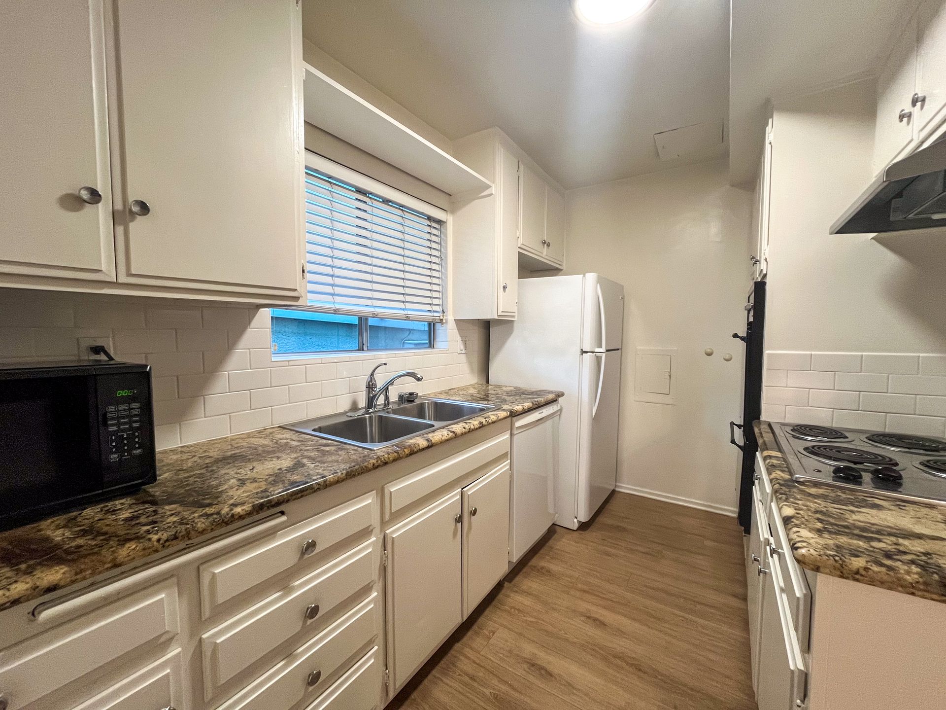 Santa Monica Apartment: 2439 Chelsea Pl