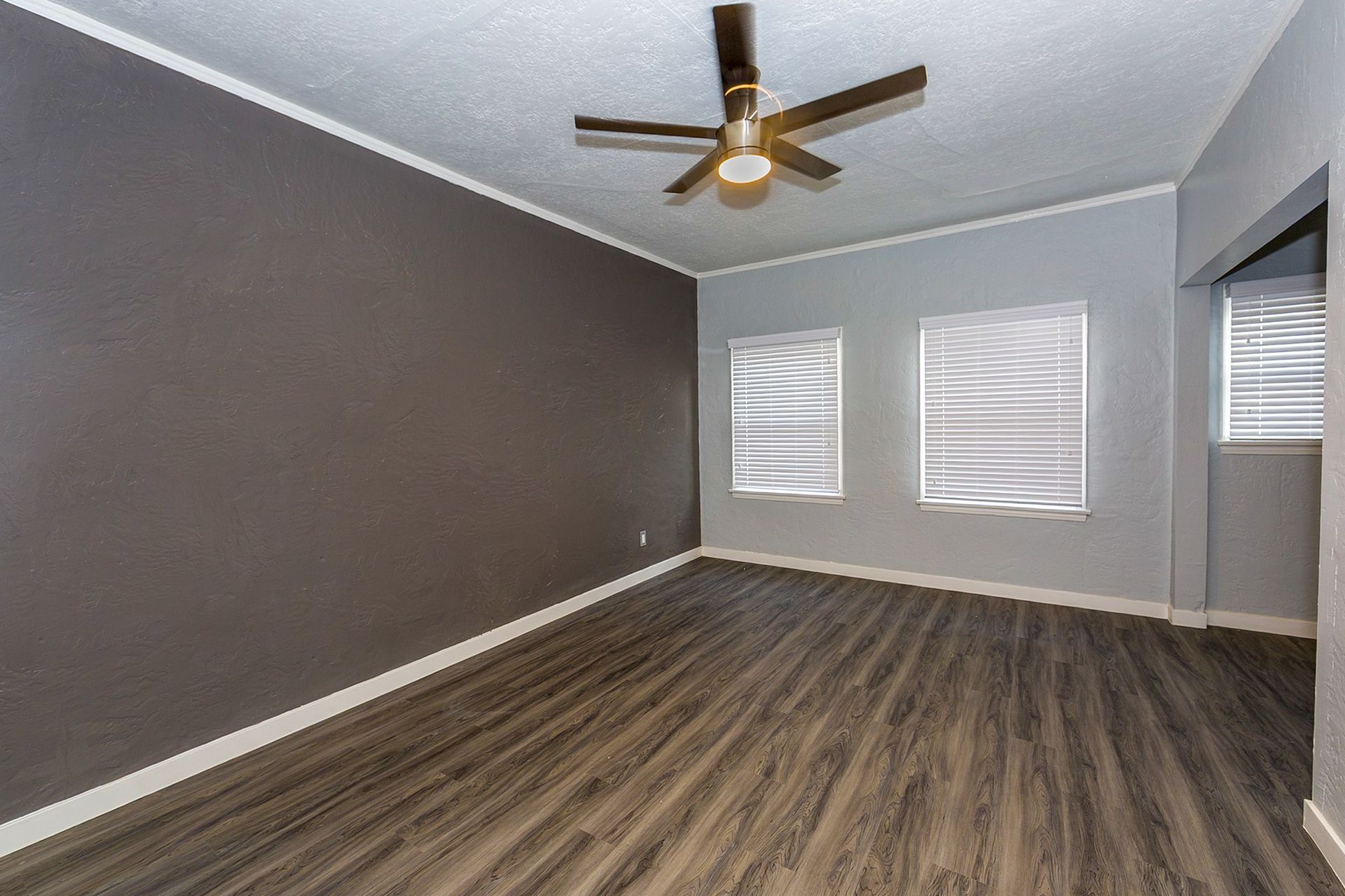 Long Beach Apartment: 2014 Chestnut Avenue