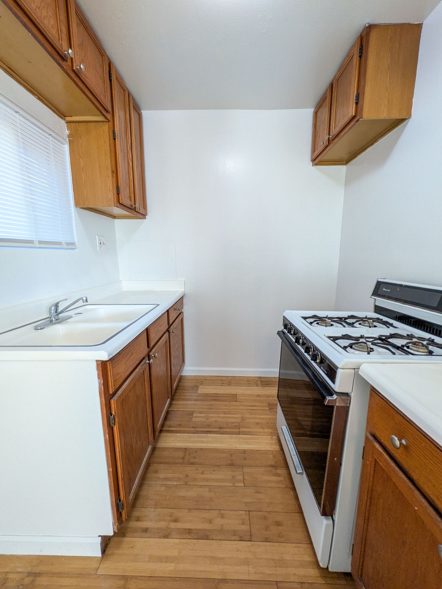 Long Beach Apartment: 1513-1515 E. Broadway Ave.