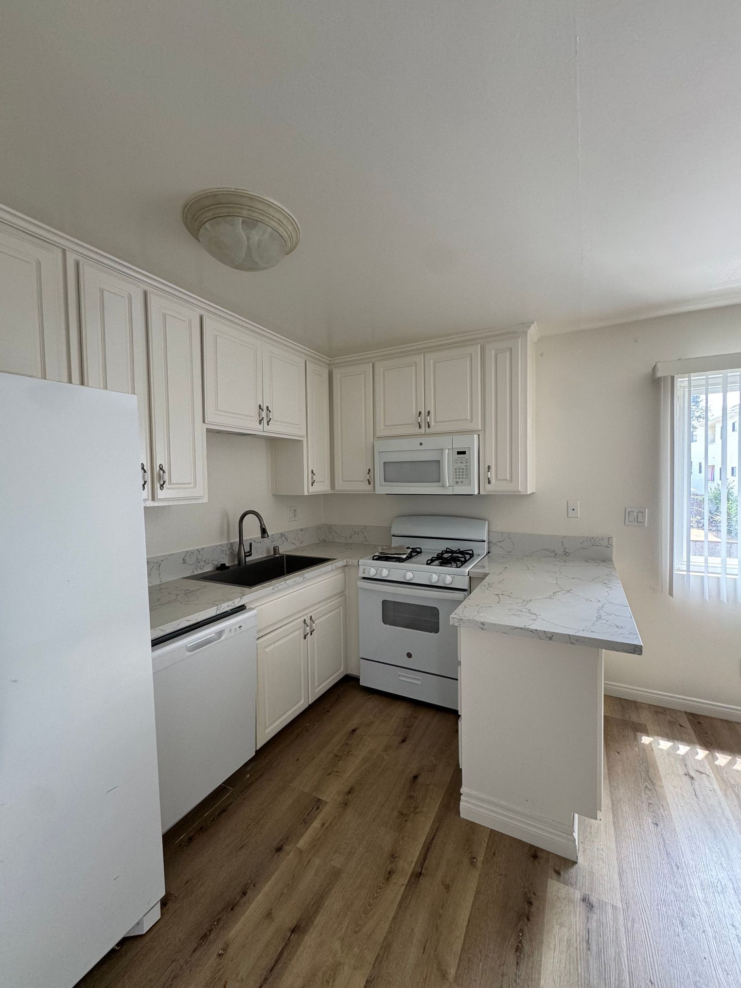 El Segundo Apartment: 221 Sheldon St
