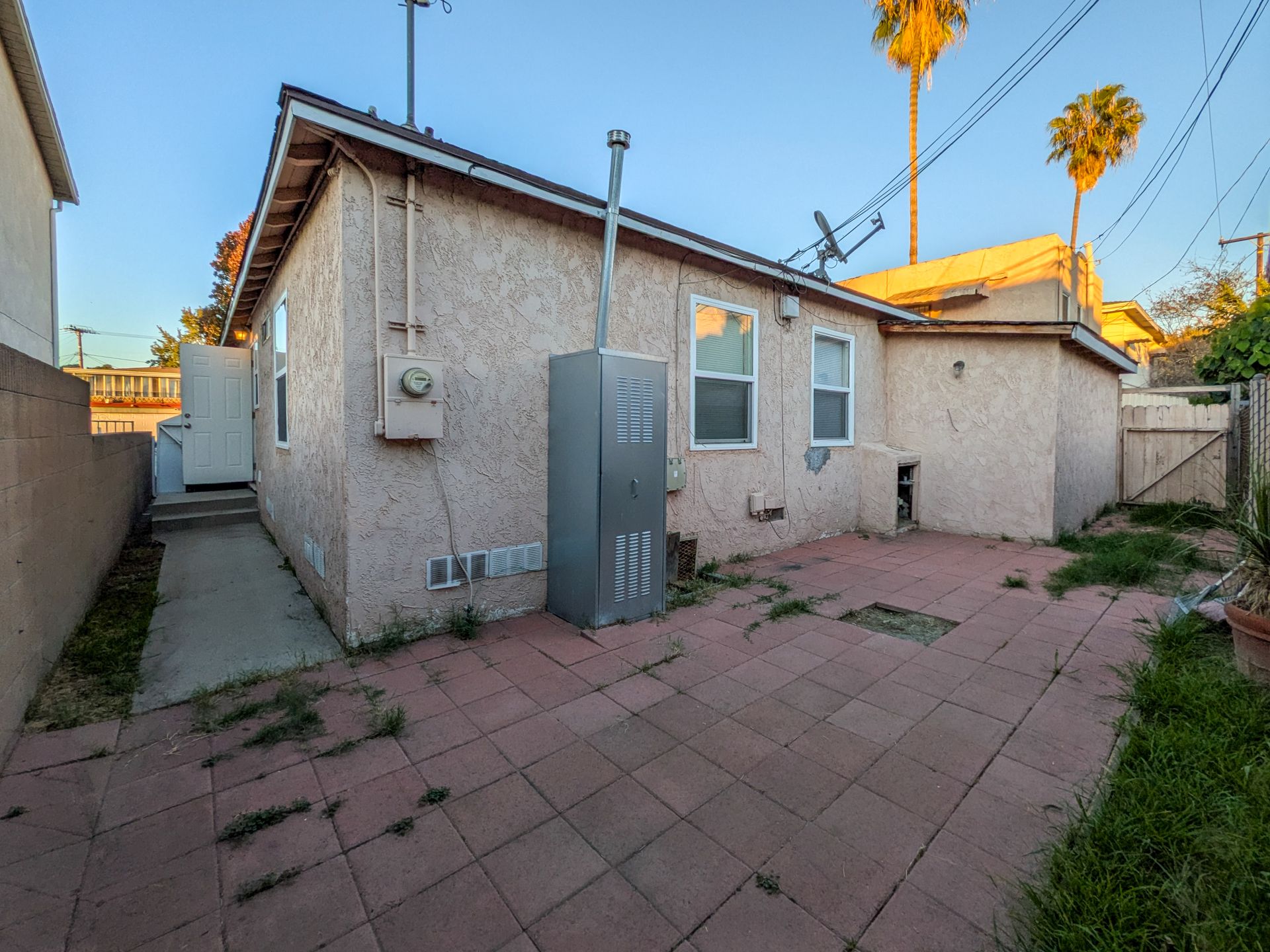 Long Beach Apartment: 242 E Del Amo Blvd.