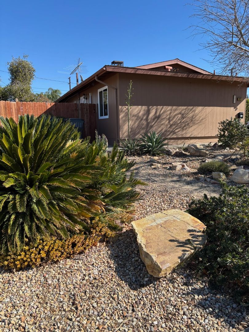 Redlands Apartment: 421 Robinhood Ln