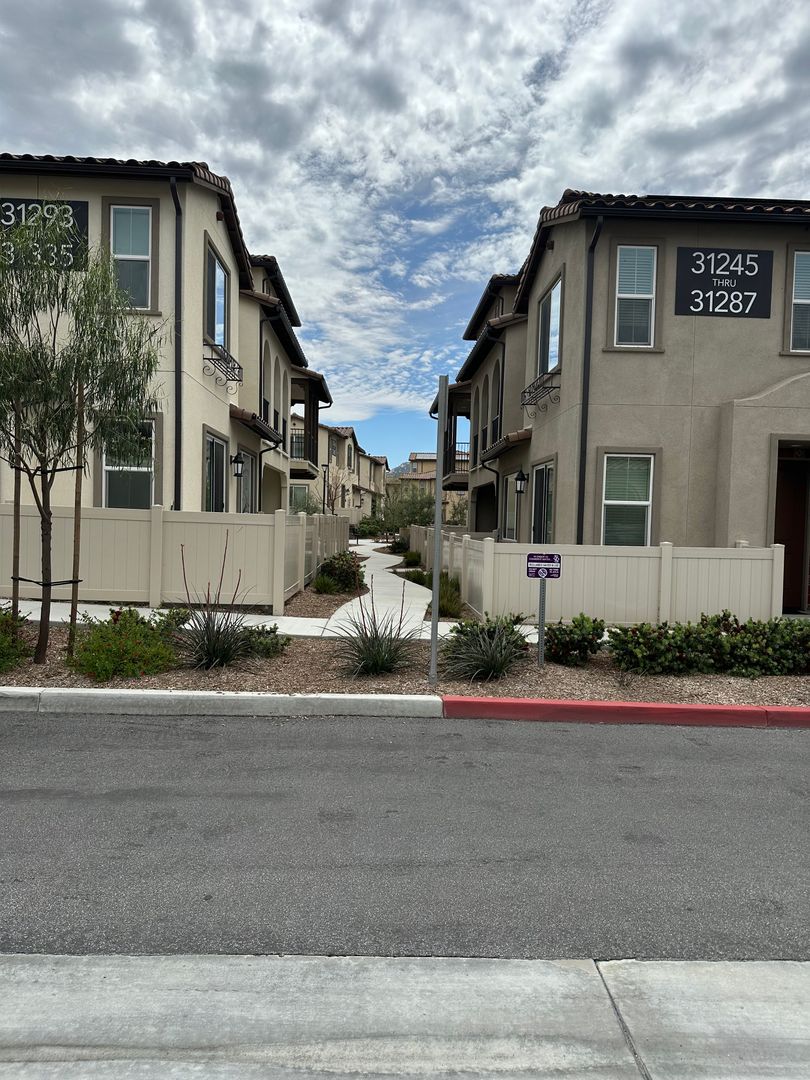 Temecula Townhome: 31275 Via Nubes
