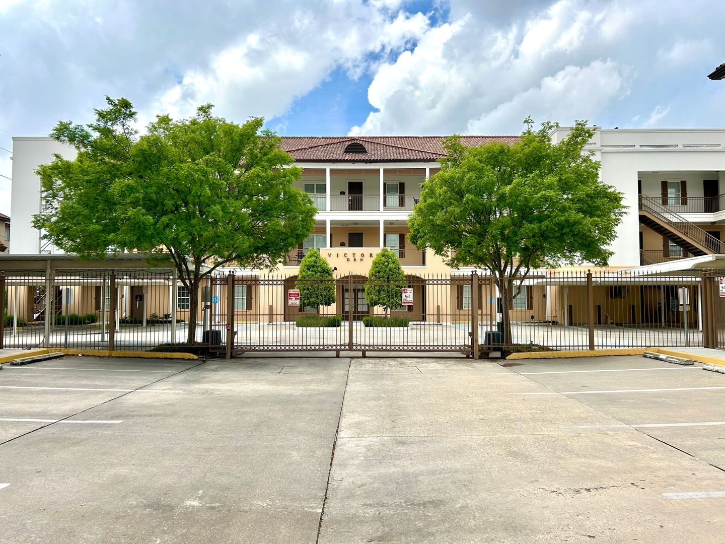 Baton Rouge House: 3390 Nicholson Dr.