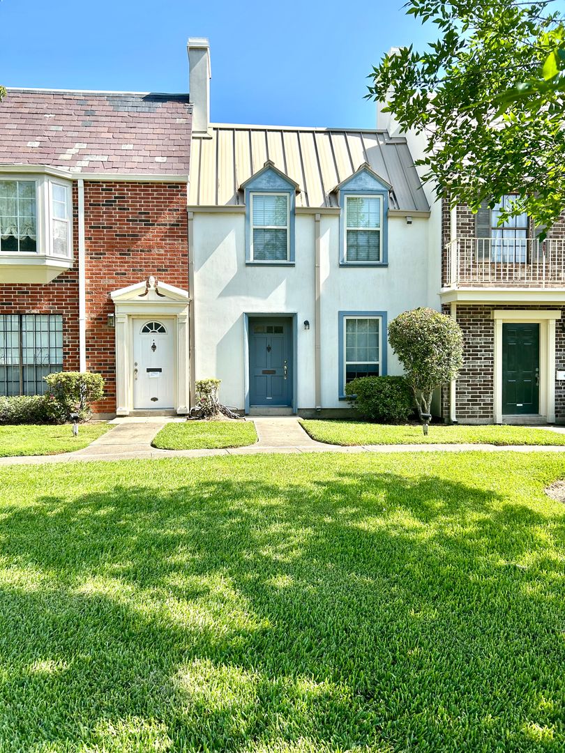 Baton Rouge House: 10049 Jefferson Hwy.