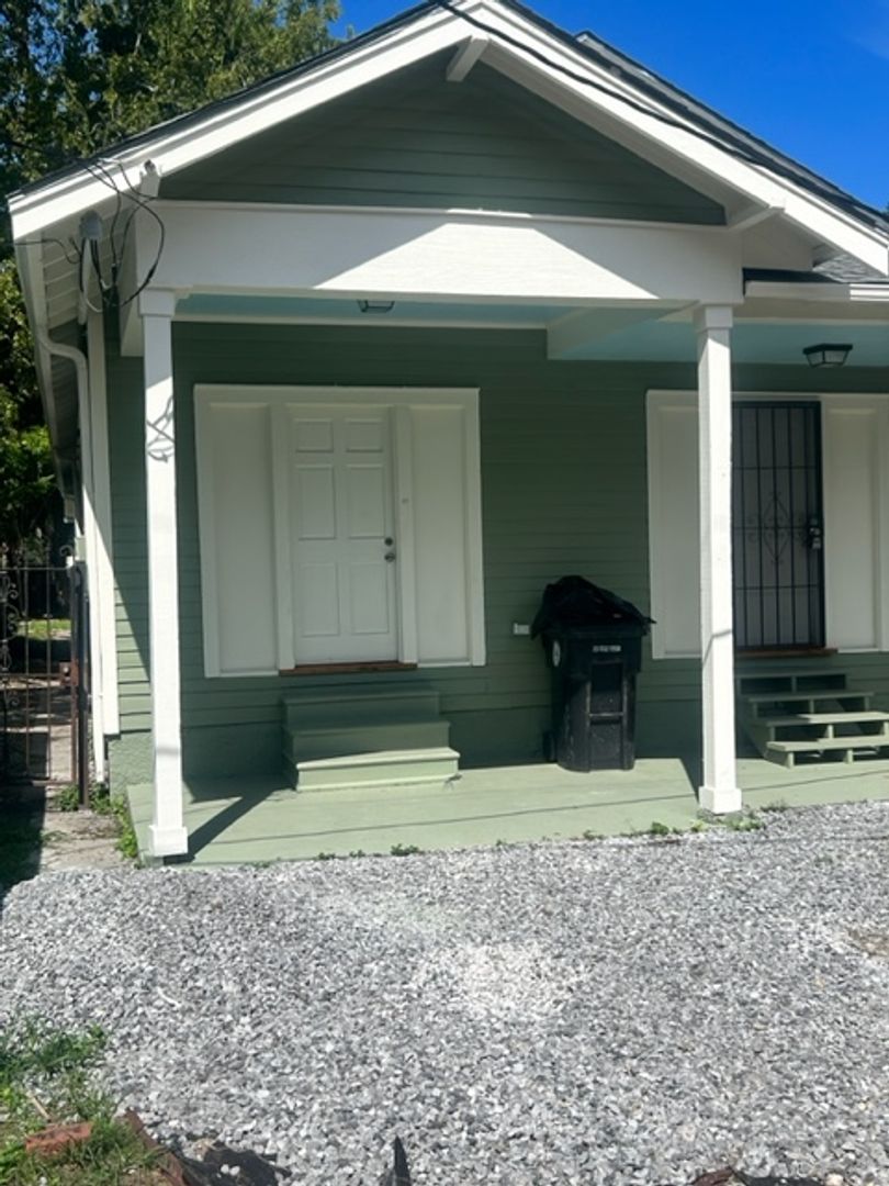 New Orleans Apartment: 2616-18 Cambronne St