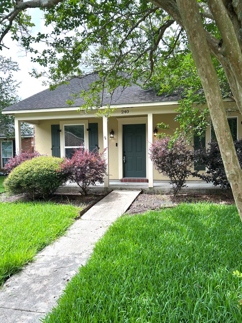 Baton Rouge House: 240 Meadow Bend Dr