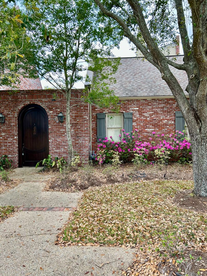 Baton Rouge House: 2724 Bocage Lake Dr