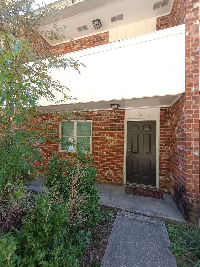 Baton Rouge Apartment: 2467 Brownlee St