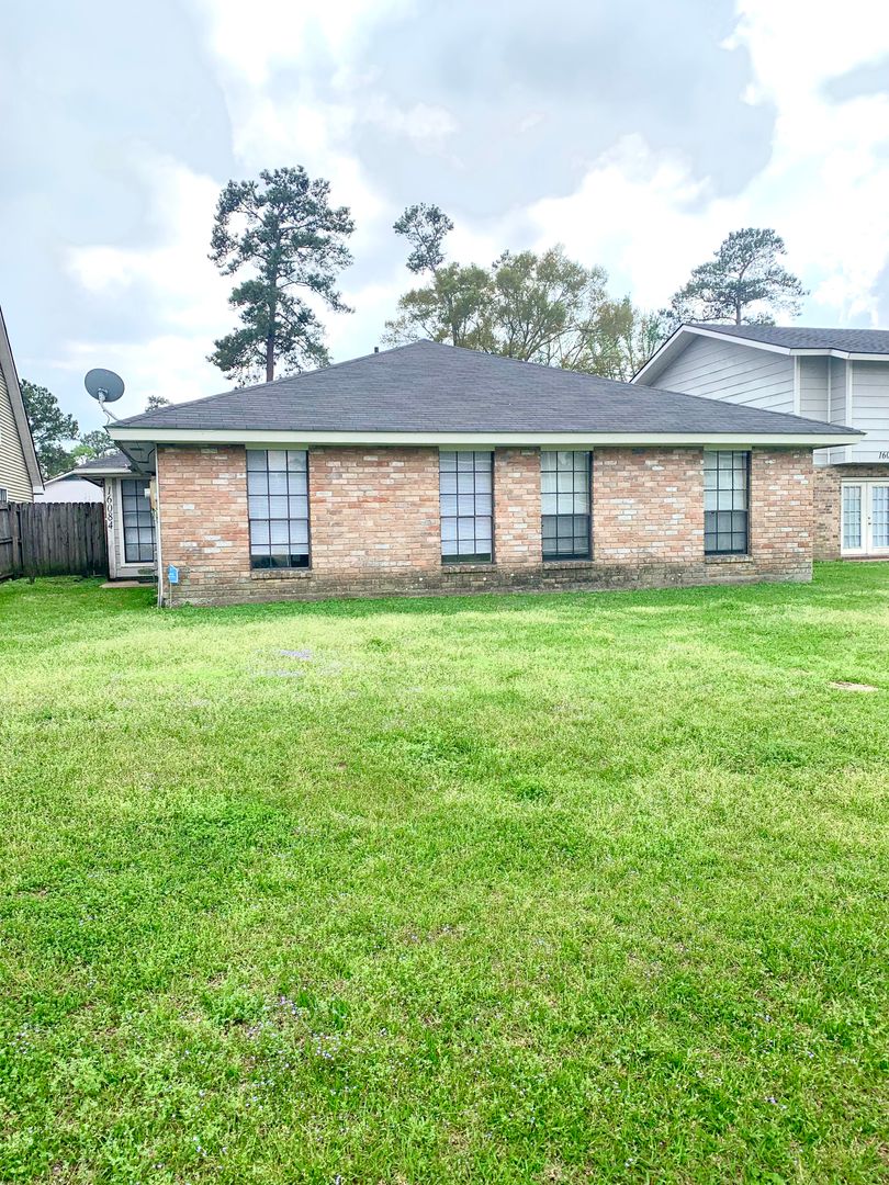 Baton Rouge Apartment: 16072-74, 16082-84 Derby