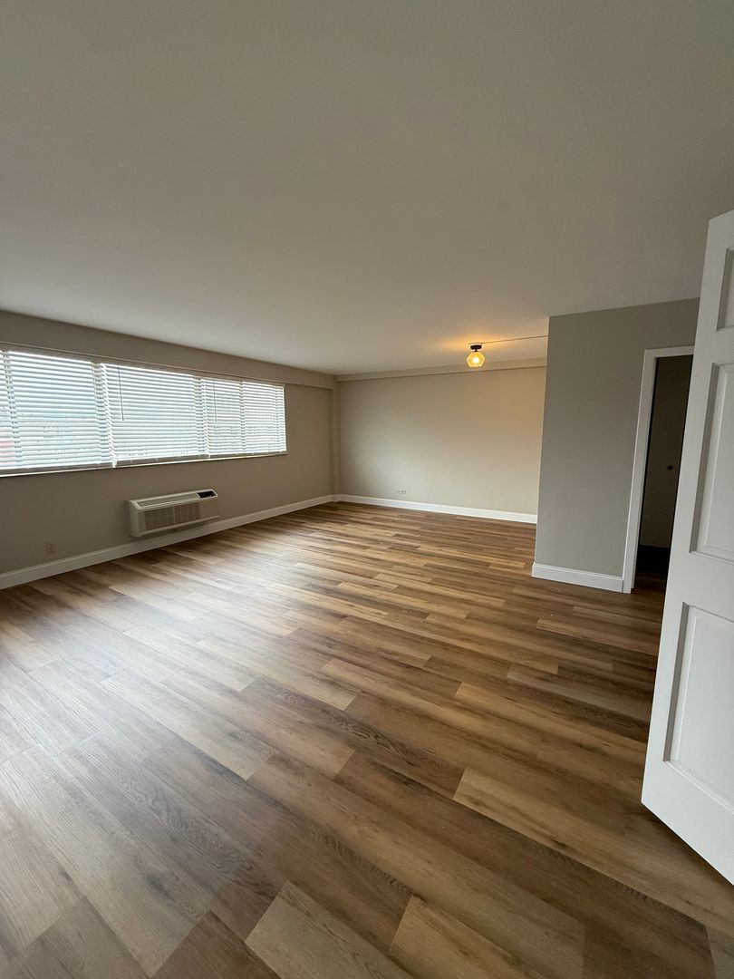 Charleston Apartment: 1202 Kanawha Boulevard East