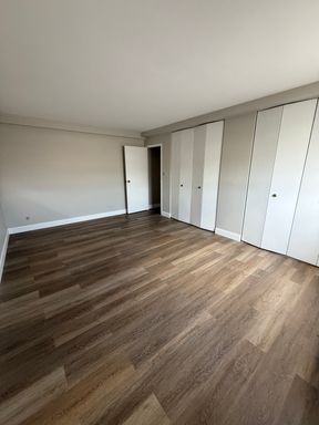 Spacious one bedroom with river views – photo 1