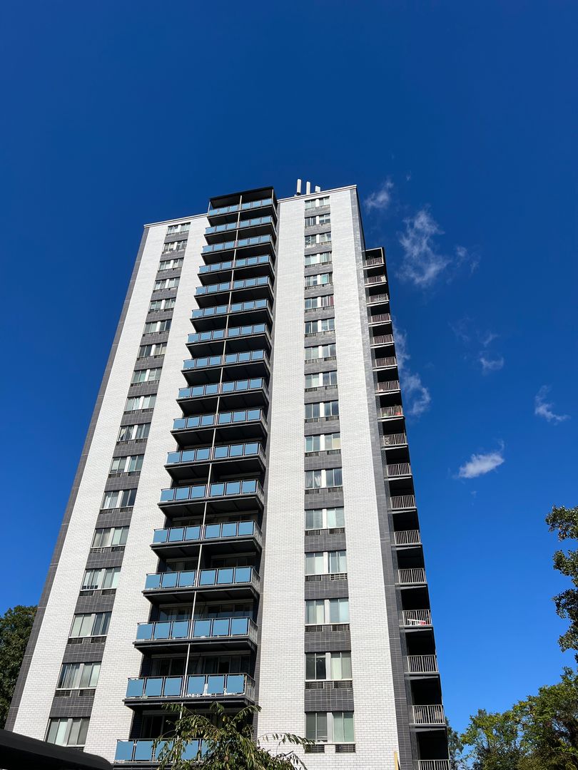 Charleston Apartment: 1800 Roundhill