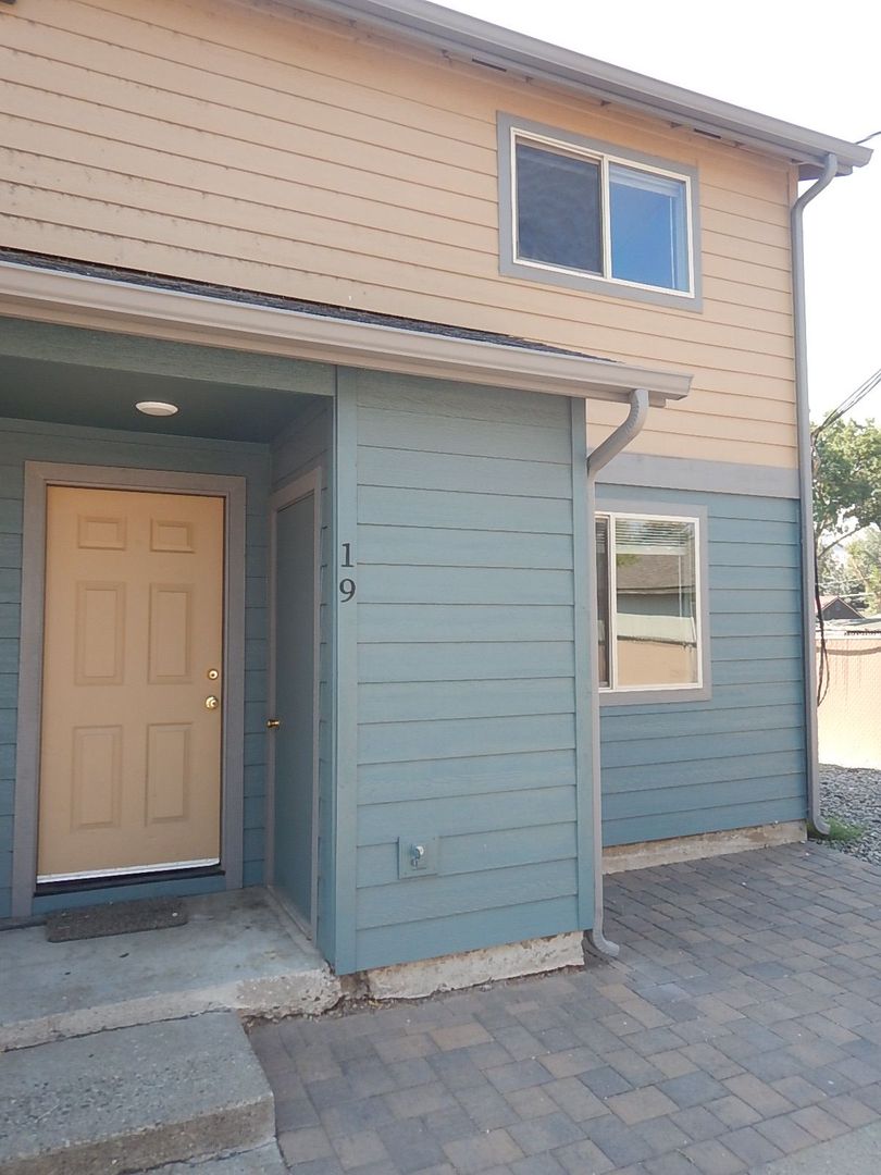 Prineville Apartment: 212 SE 5th Street