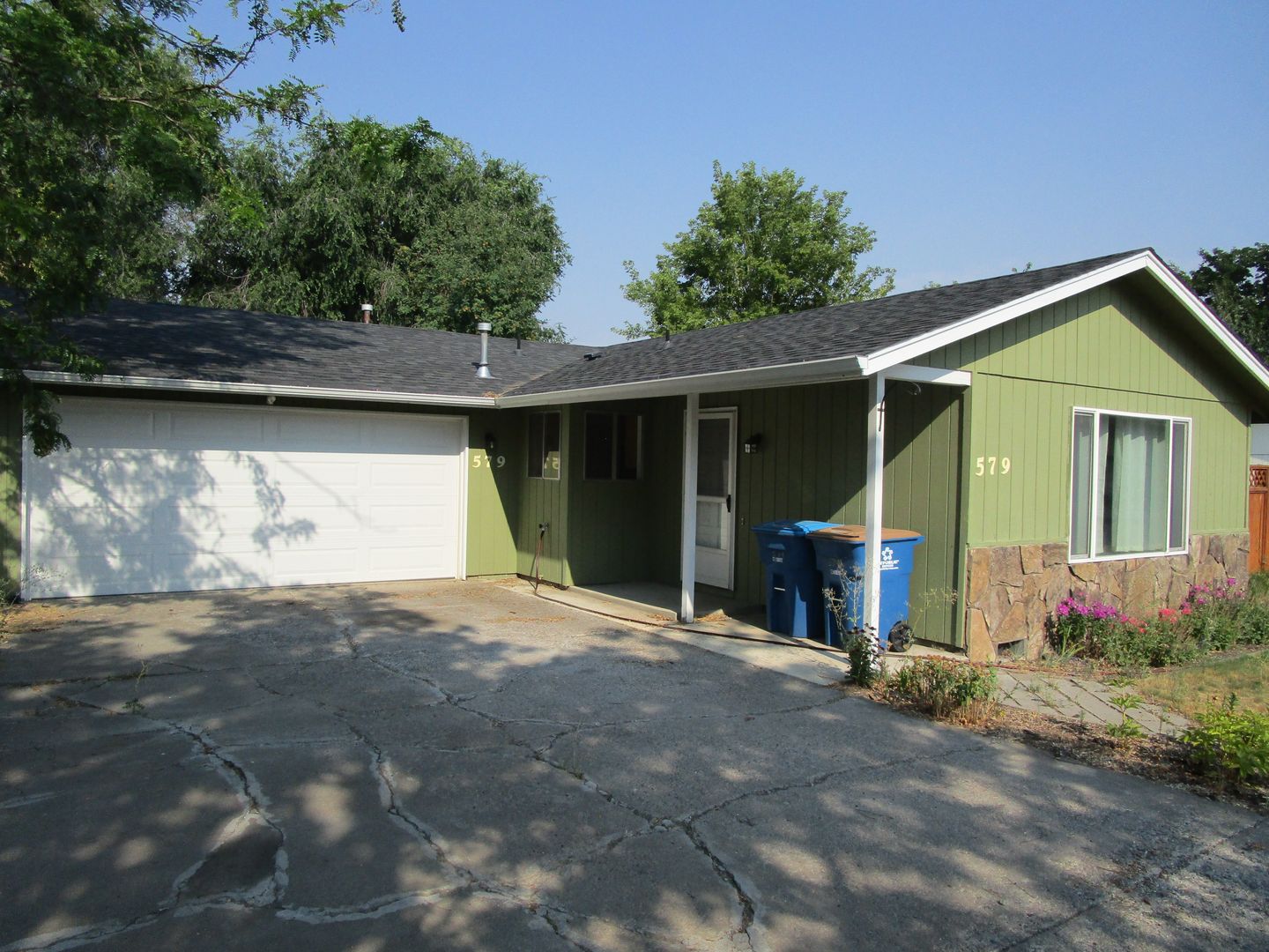 Prineville House: 579 SE Knowledge