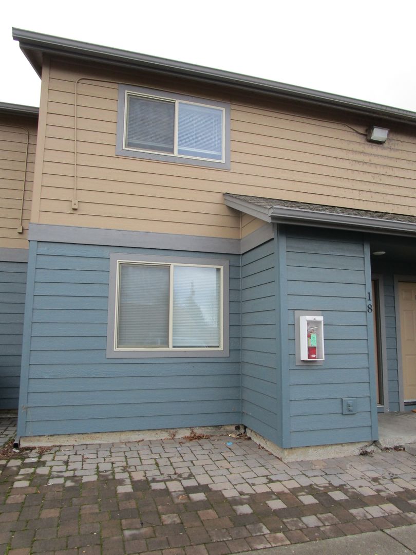 Prineville Apartment: 212 SE 5th Street
