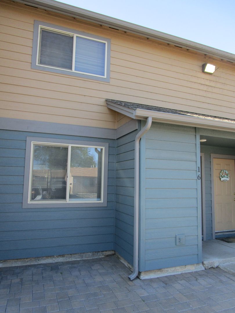 Prineville Apartment: 212 SE 5th Street