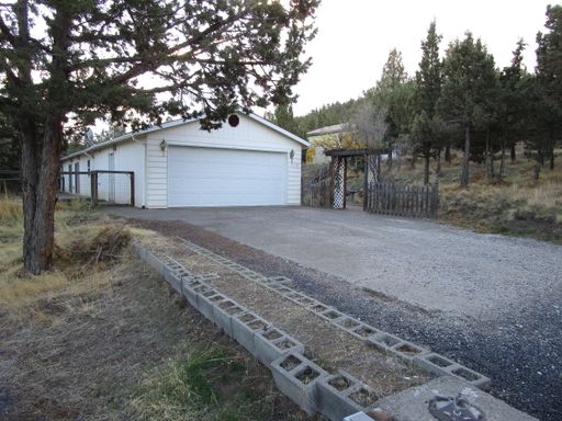 *PRICE IMPROVEMENT* House on Lower Side of Juniper Canyon with Property Space - Available Now!