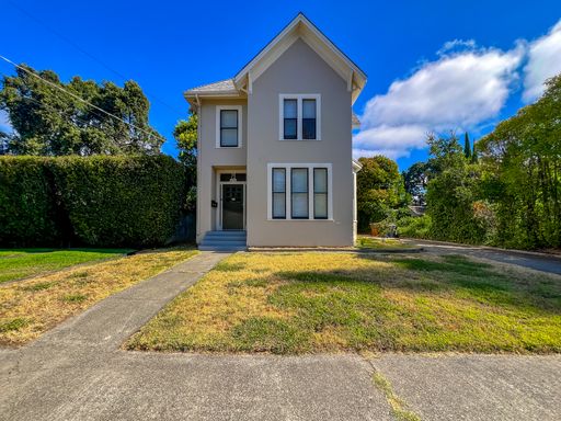Charming Vintage 2 Bedroom Apartment with Large Yard & Detached Double Garage – photo 1