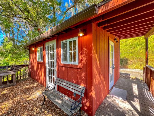 Treehouse-Inspired Studio Retreat in Browns Valley – All Utilities Included
