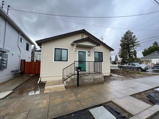 Newly Remodeled Two Bedroom House – photo 1