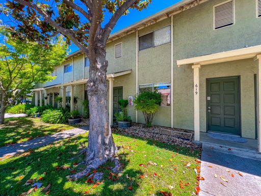 Two Bedroom Napa Townhouse Apartment – photo 1