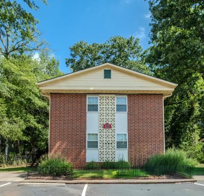 Spacious 2-Bedroom Apartment Near UGA – Available Now! – photo 1