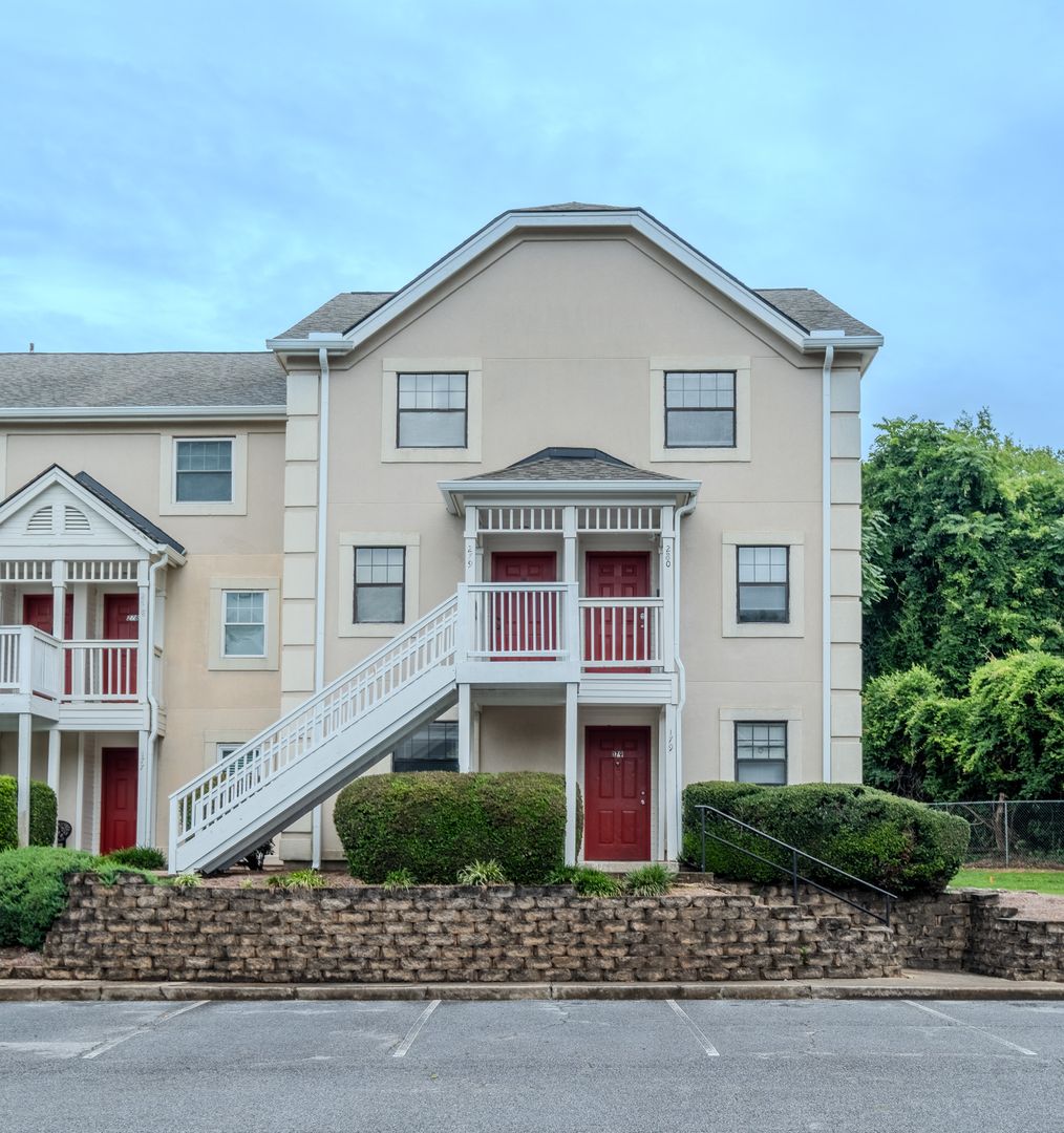 Athens House: 290 Appleby Dr