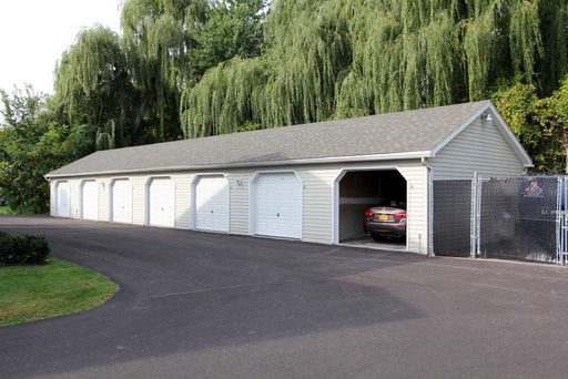 Single Car Garage w/ Remote – photo 1