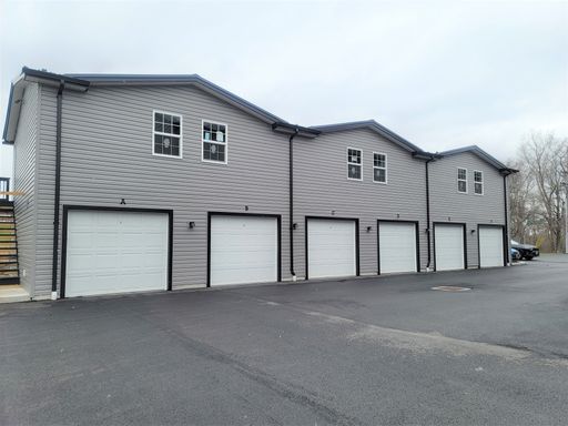 Single Car Garage w/ Remote & Touchpad