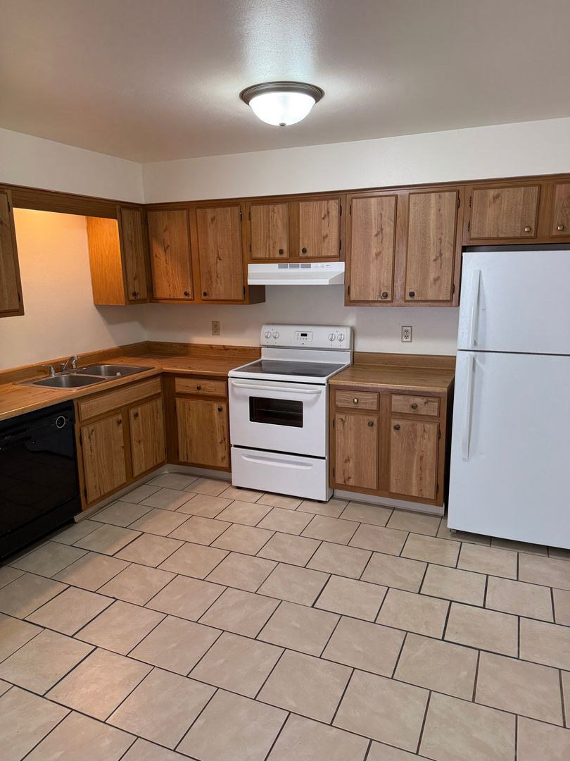 Rockford Apartment: 4651 GOVERNORS DR