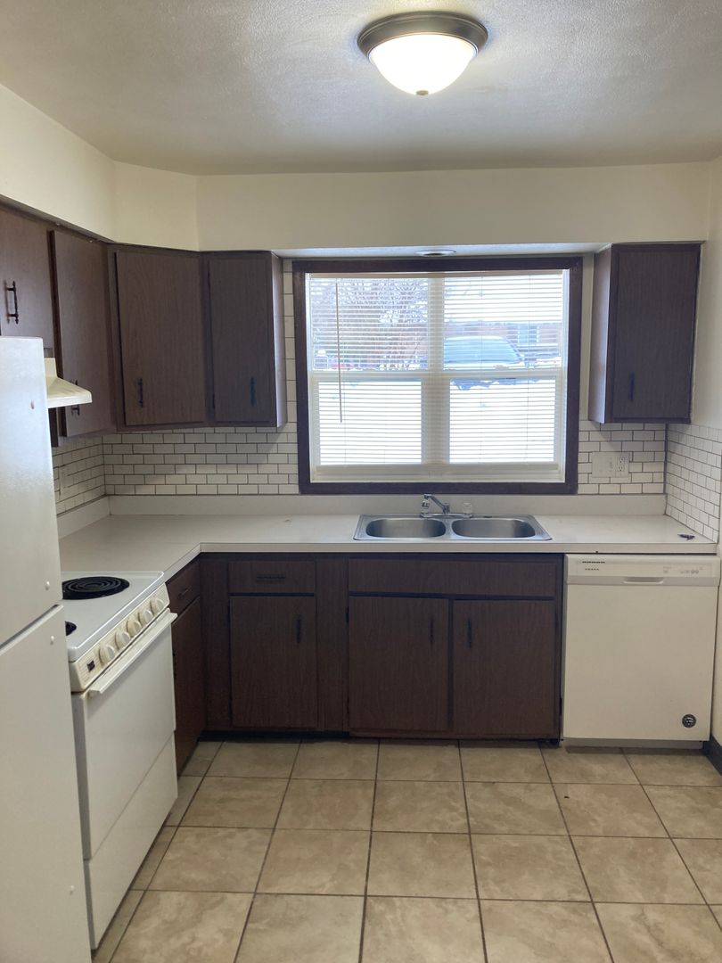 Rockford Apartment: 4604 GOVERNORS DR