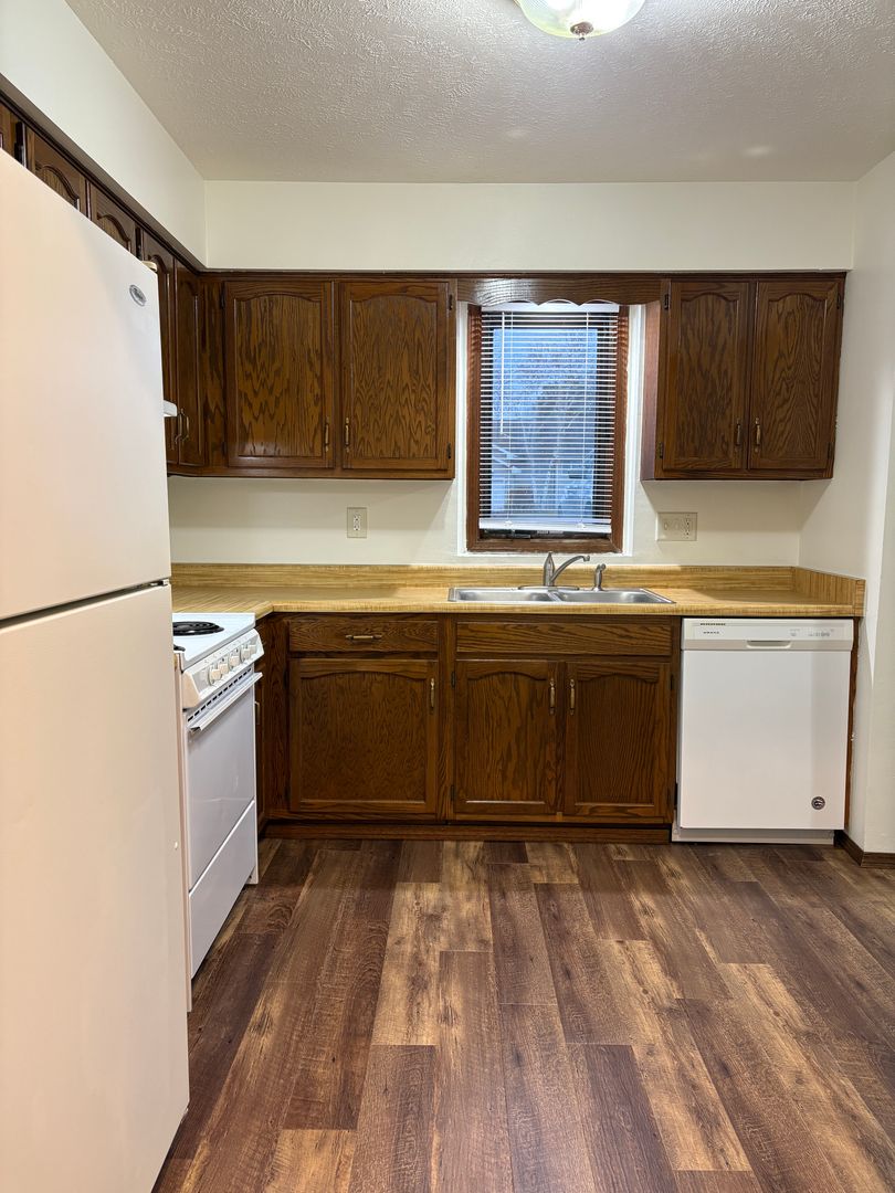 Rockford Apartment: 6042 BOXWOOD DR