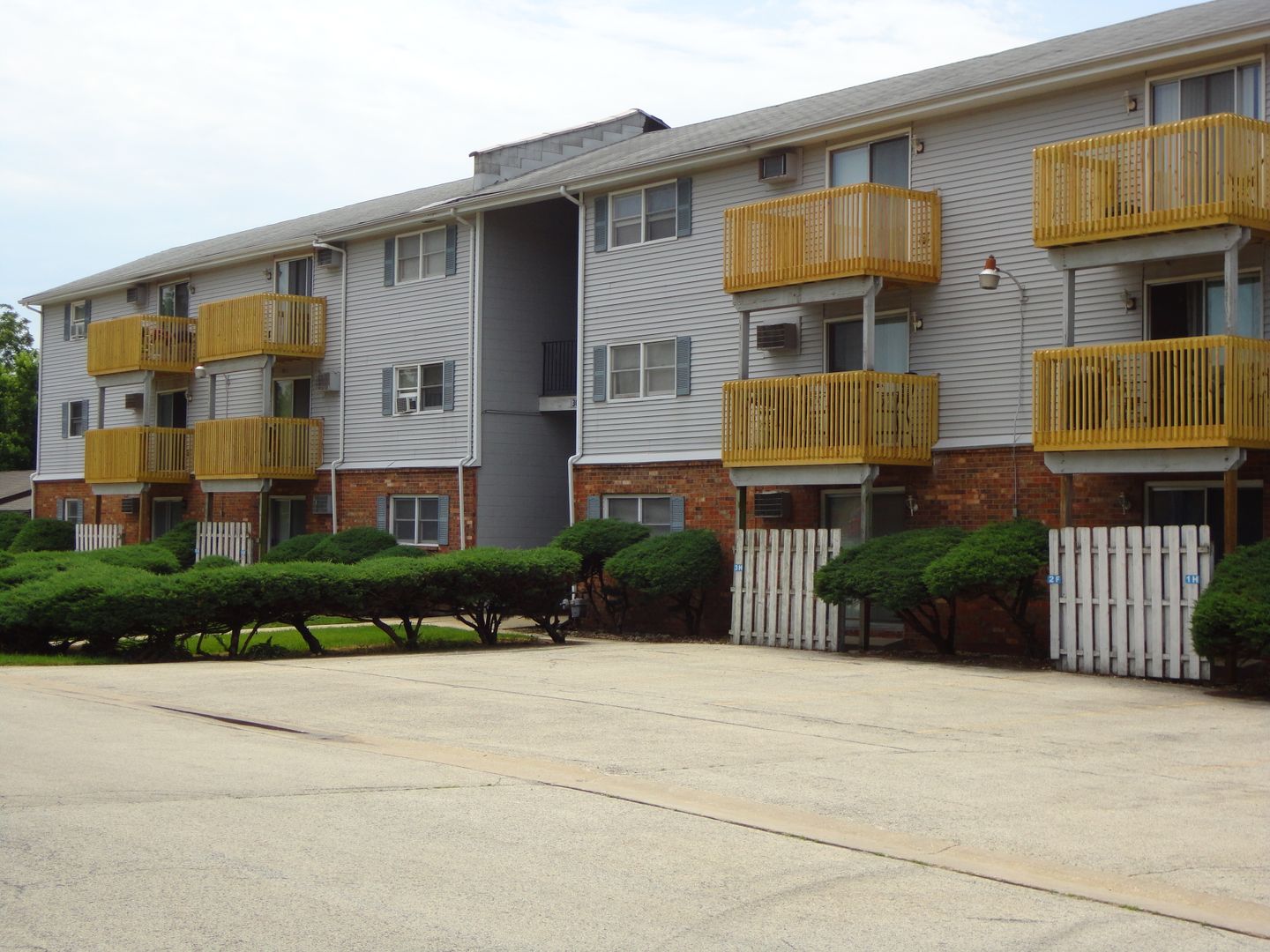 Rockford Apartment: 3036 La Salle Ave