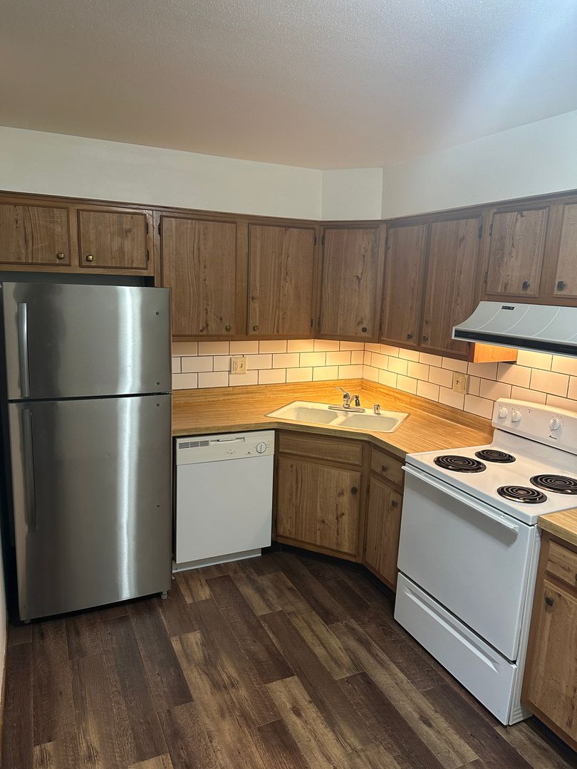 Rockford Apartment: 4551 GOVERNORS DR