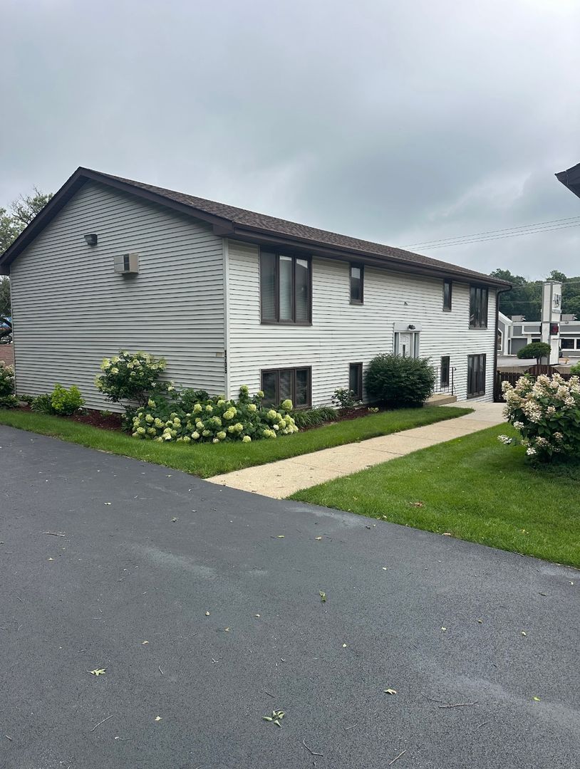 Rockford Apartment: 1720 REMINGTON RD