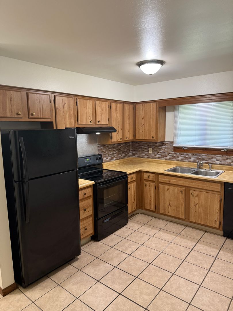 Rockford Apartment: 4735 WOLVERTON LN