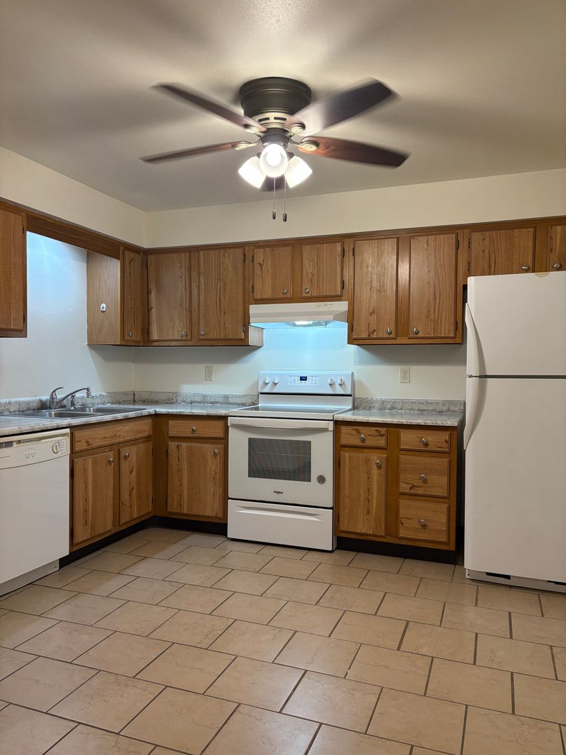 Rockford Apartment: 4651 GOVERNORS DR