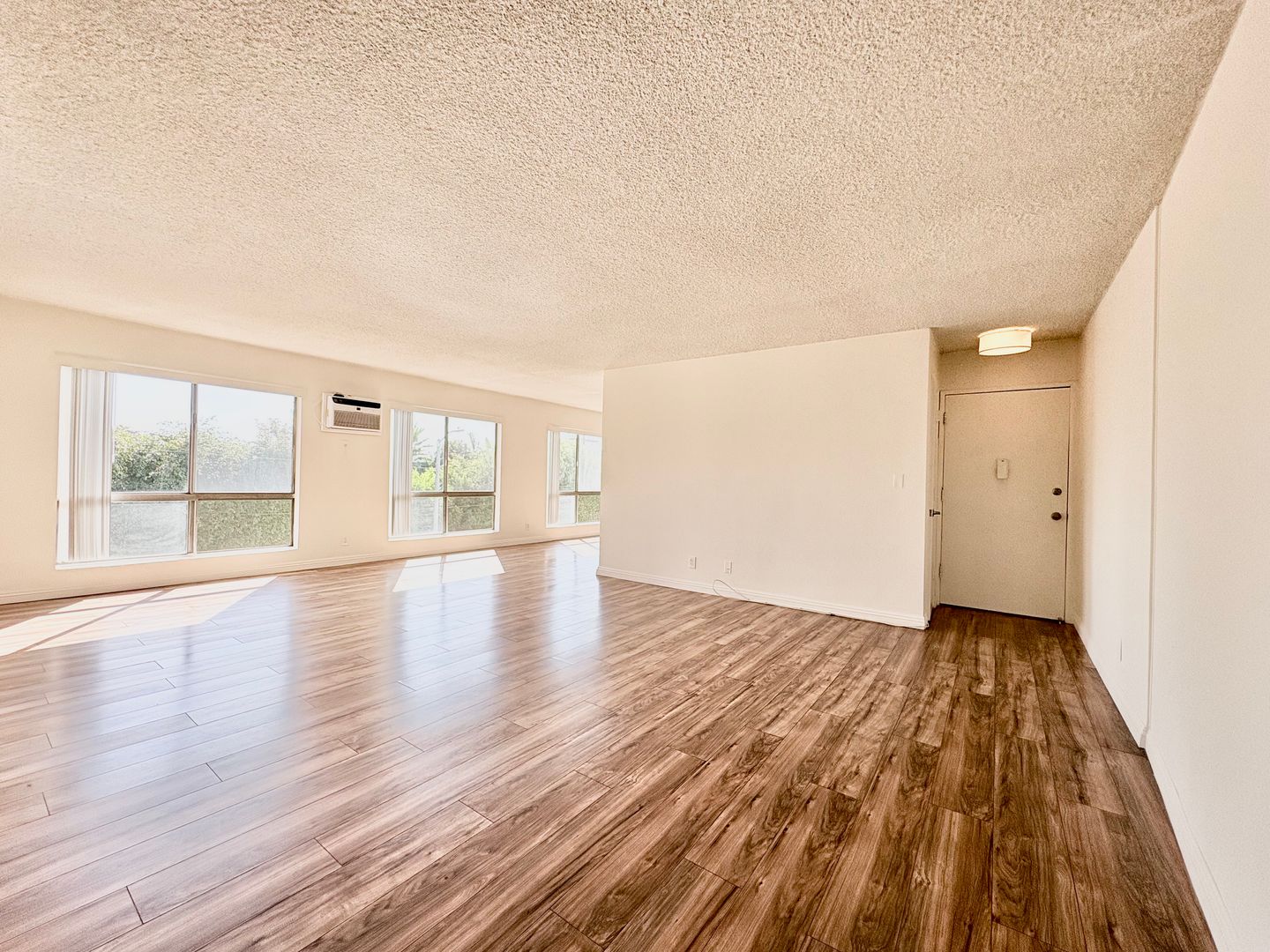 Los Angeles Apartment: 8061 Romaine Street