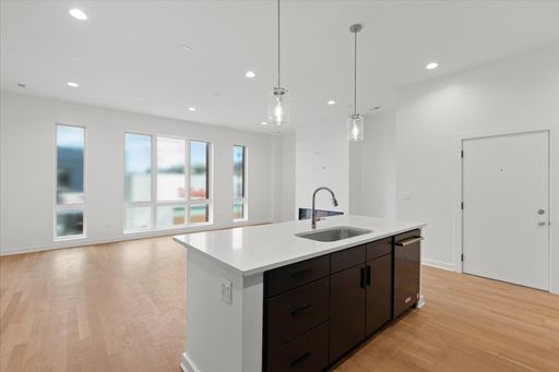 2 Bedroom, 2 Bath Apartment in Heart of West Town – photo 1