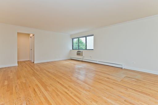 Large, Sunny One Bedroom Apartment in Edgewater – photo 1