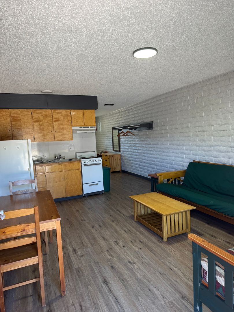 Dolores Apartment: 701 Railroad Avenue