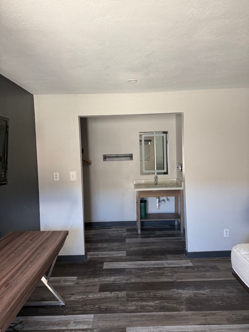 Dolores Apartment: 701 Railroad Avenue