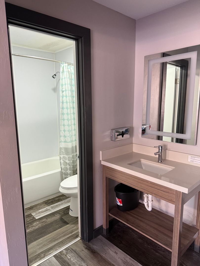 Dolores Apartment: 701 Railroad Avenue